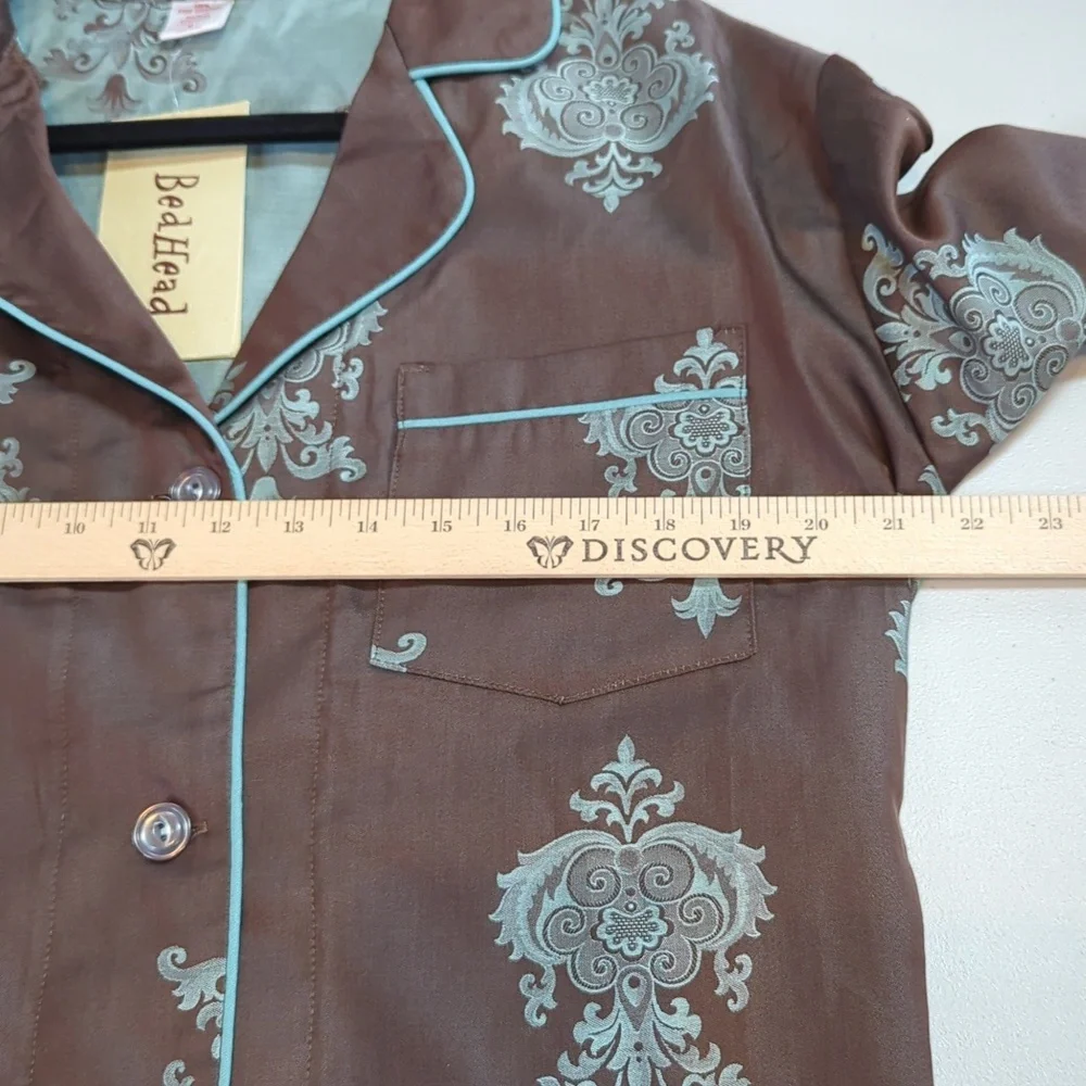 Bedhead, brown and teal fleur de lis pajama top. Med